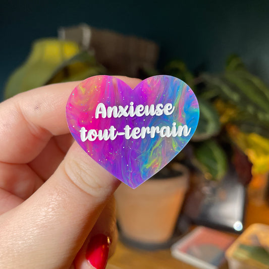 Broche "Anxieuse tout-terrain" en acrylique semi transparente marbrée multicolore