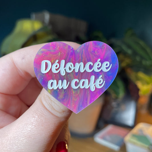 Broche "Défoncée au café" en acrylique semi transparente marbrée multicolore