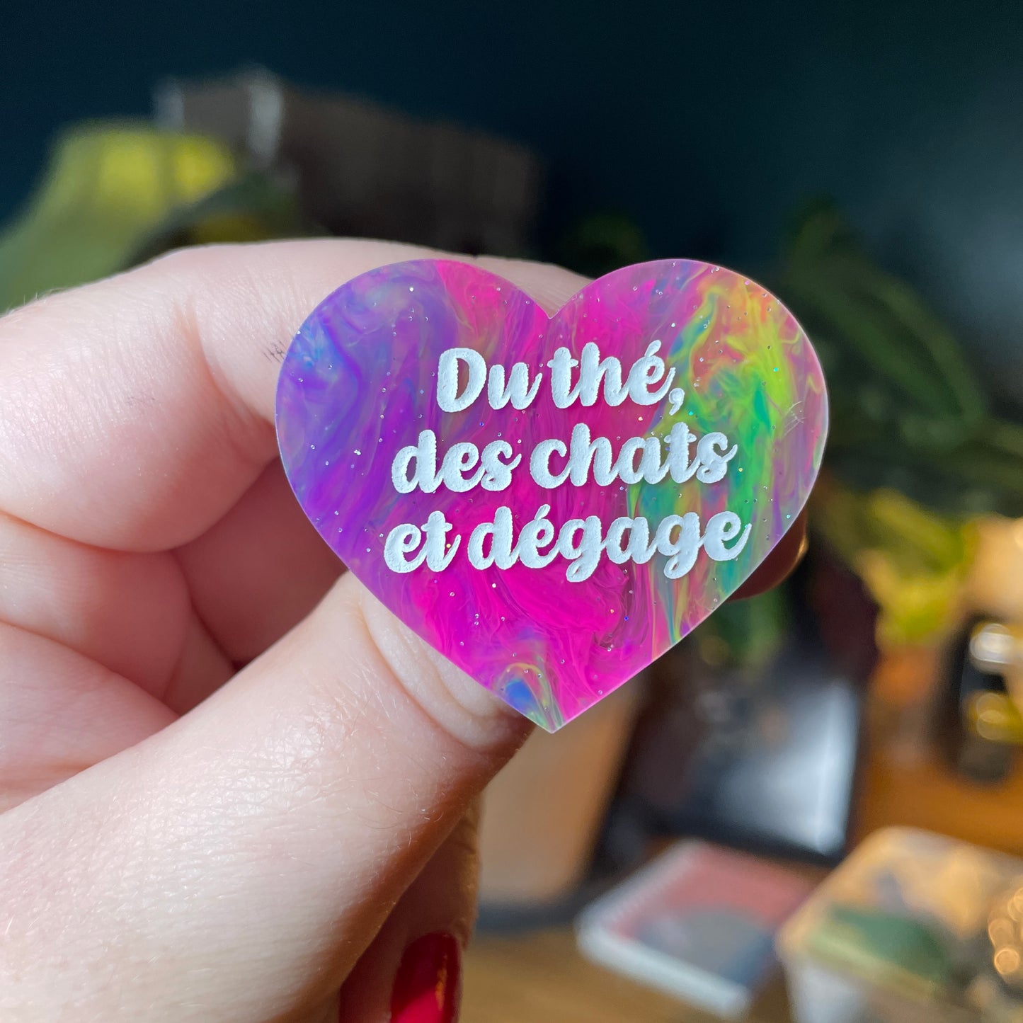 Broche "Du thé, des chats et dégage" en acrylique semi transparente marbrée multicolore