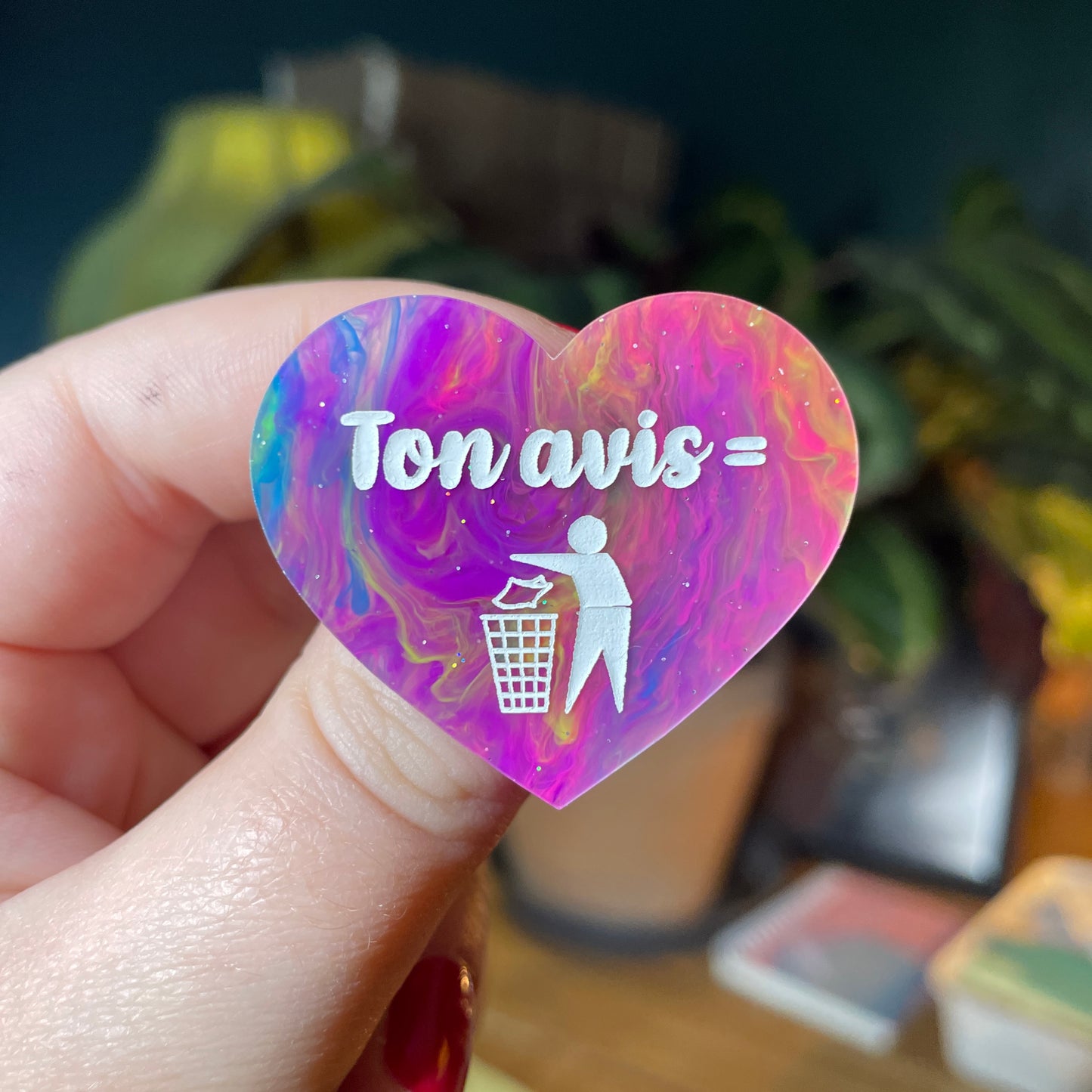 Broche "Ton avis = poubelle" en acrylique semi transparente marbrée multicolore