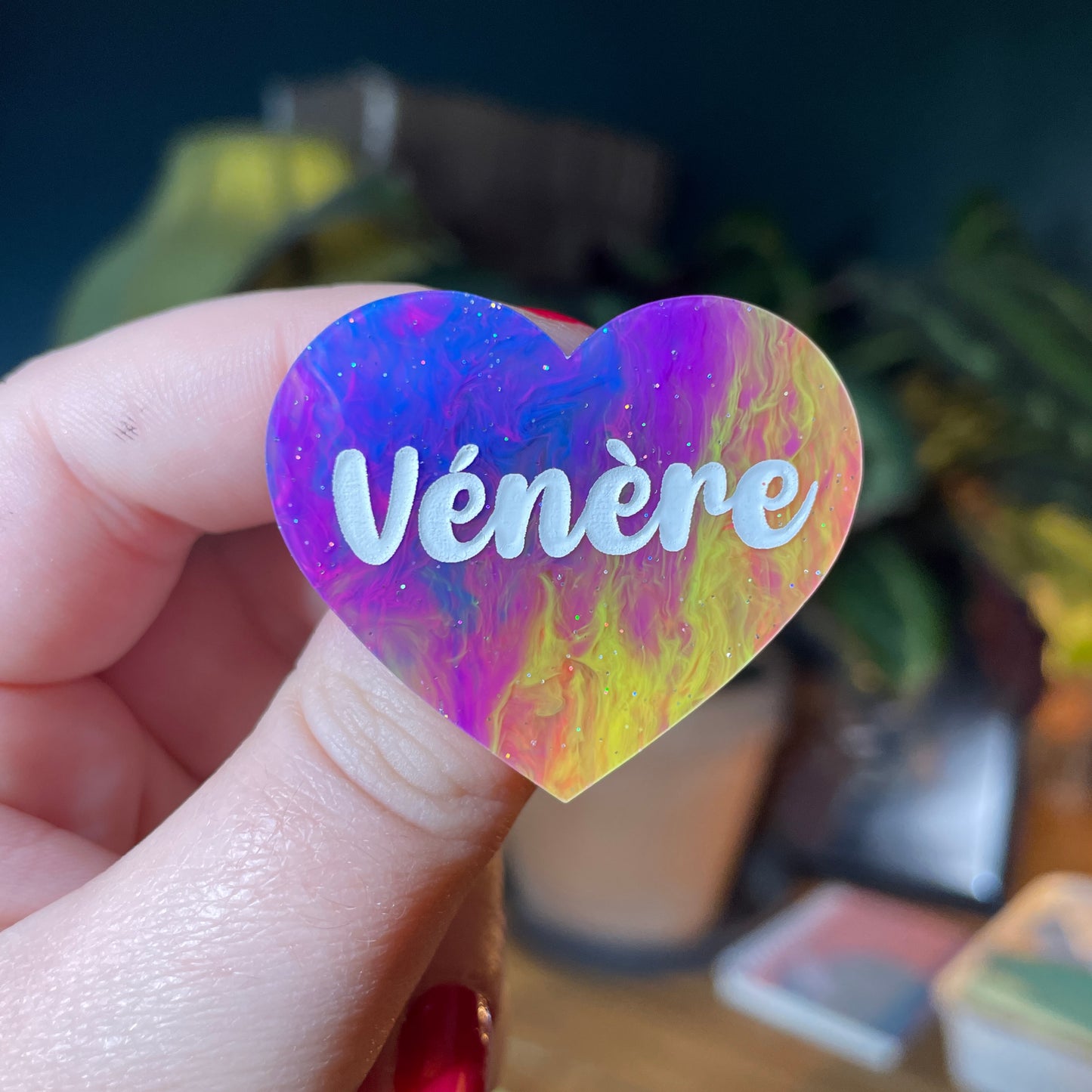 Broche "Vénère" en acrylique semi transparente marbrée multicolore