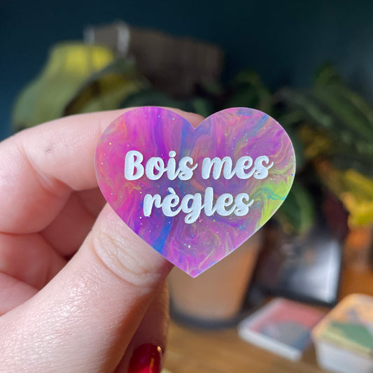 Broche "Bois mes règles" en acrylique semi transparente marbrée multicolore