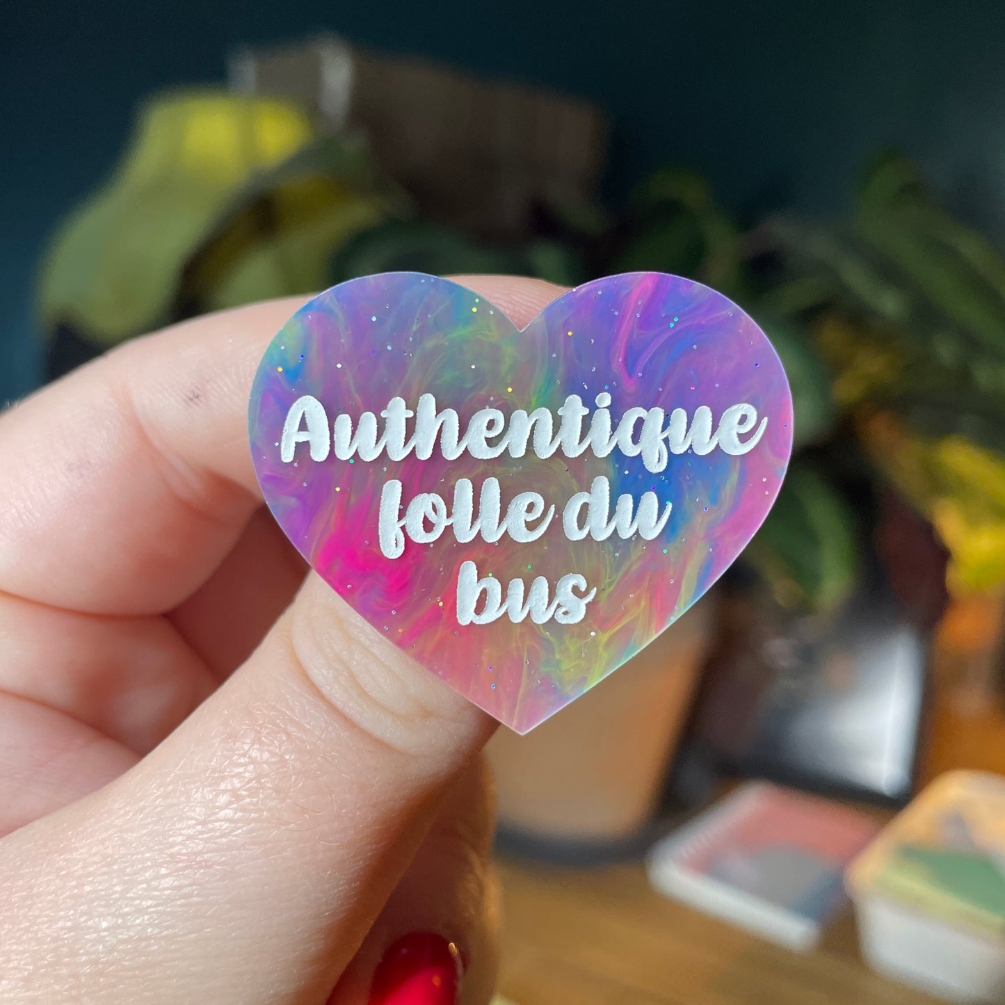 Broche "Authentique folle du bus" en acrylique semi transparente marbrée multicolore