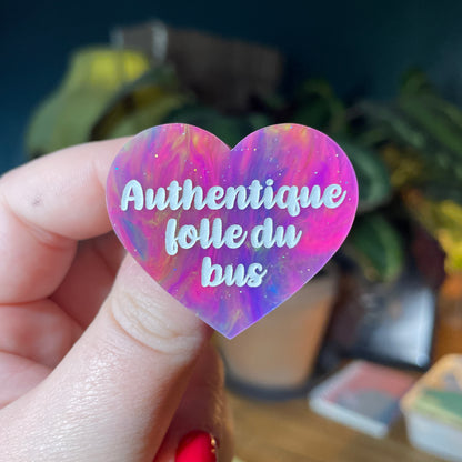 Broche "Authentique folle du bus" en acrylique semi transparente marbrée multicolore