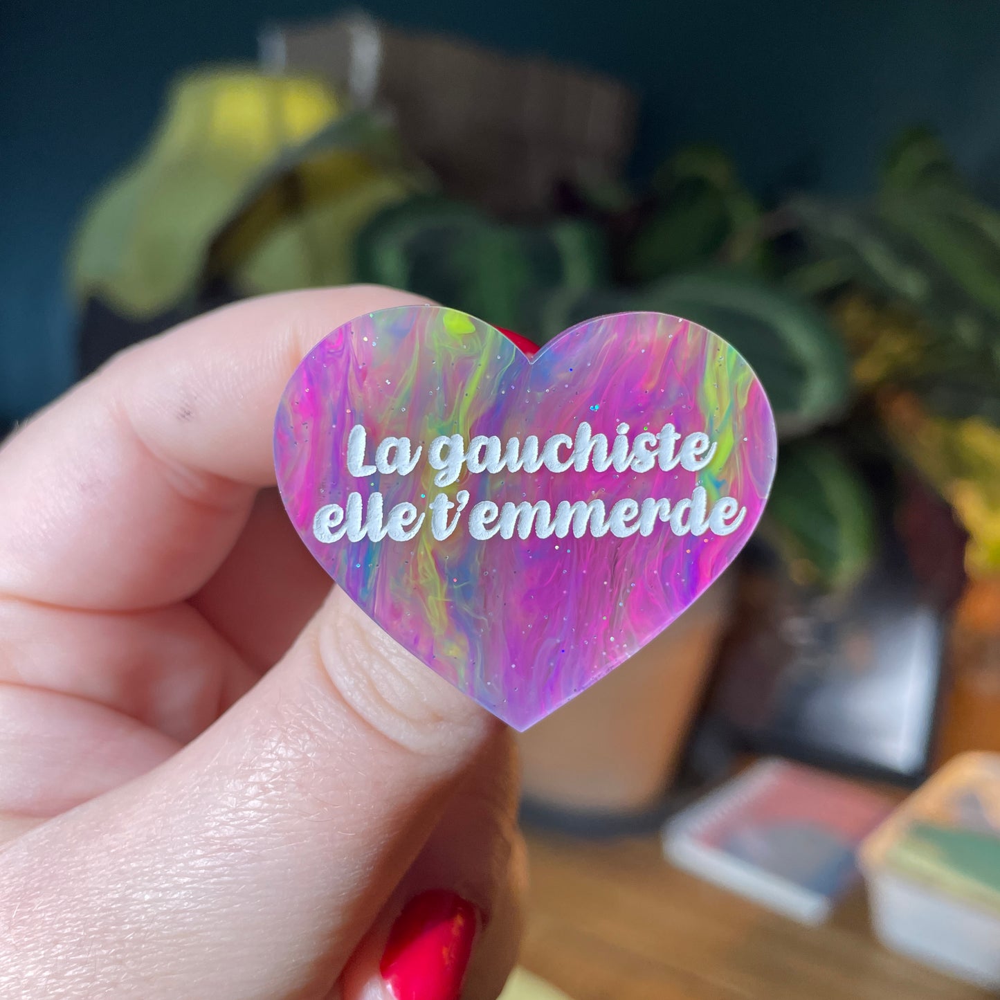 Broche "La gauchiste elle t'emmerde" en acrylique semi transparente marbrée multicolore