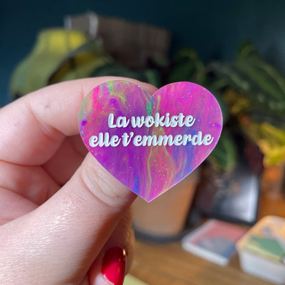 Broche "La wokiste elle t'emmerde" en acrylique semi transparente marbrée multicolore