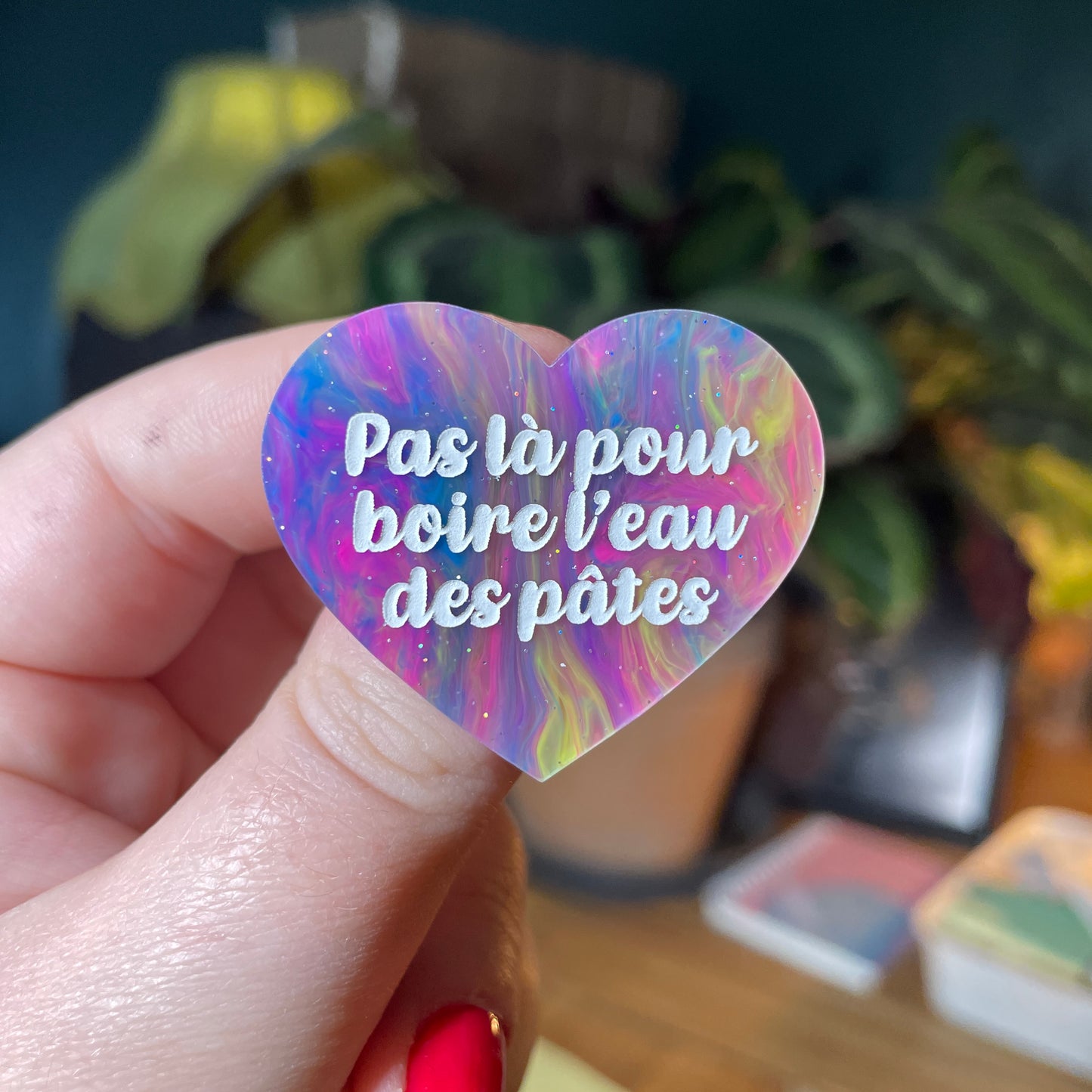 Broche "Pas là pour boire l'eau des pâtes" en acrylique semi transparente marbrée multicolore
