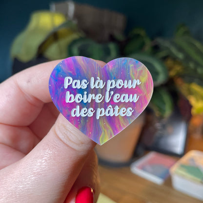 Broche "Pas là pour boire l'eau des pâtes" en acrylique semi transparente marbrée multicolore