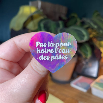 Broche "Pas là pour boire l'eau des pâtes" en acrylique semi transparente marbrée multicolore