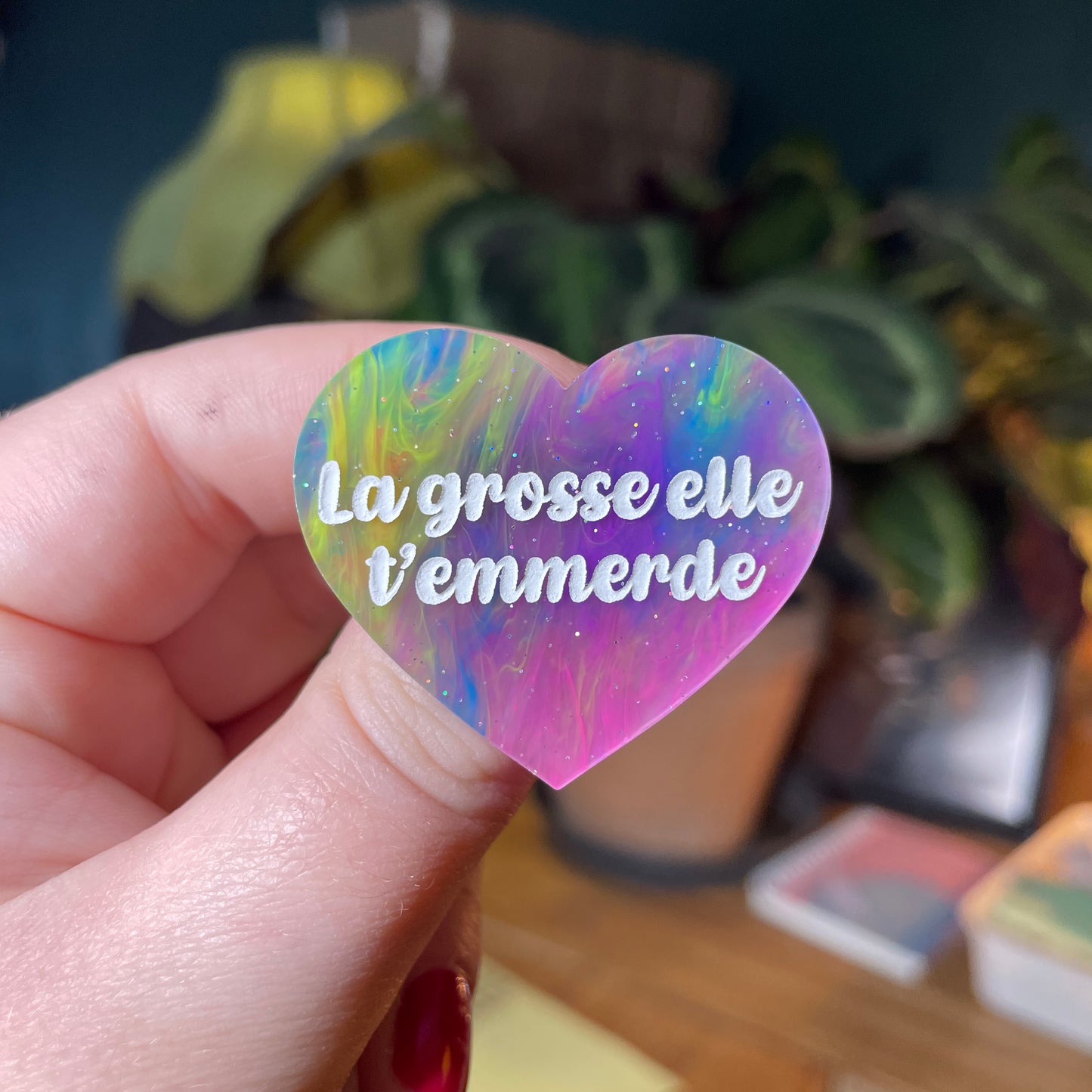 Broche "La grosse elle t'emmerde" en acrylique semi transparente marbrée multicolore