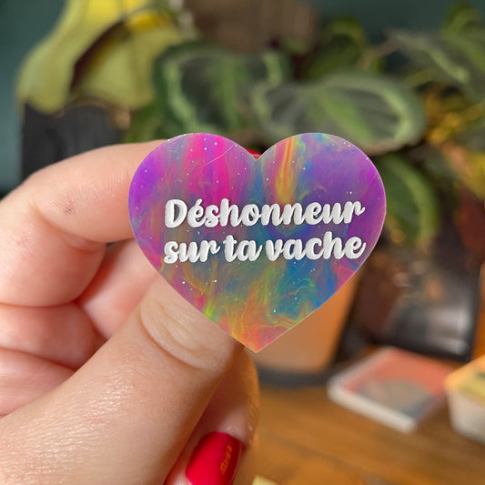 Broche "Déshonneur sur ta vache" en acrylique semi transparente marbrée multicolore