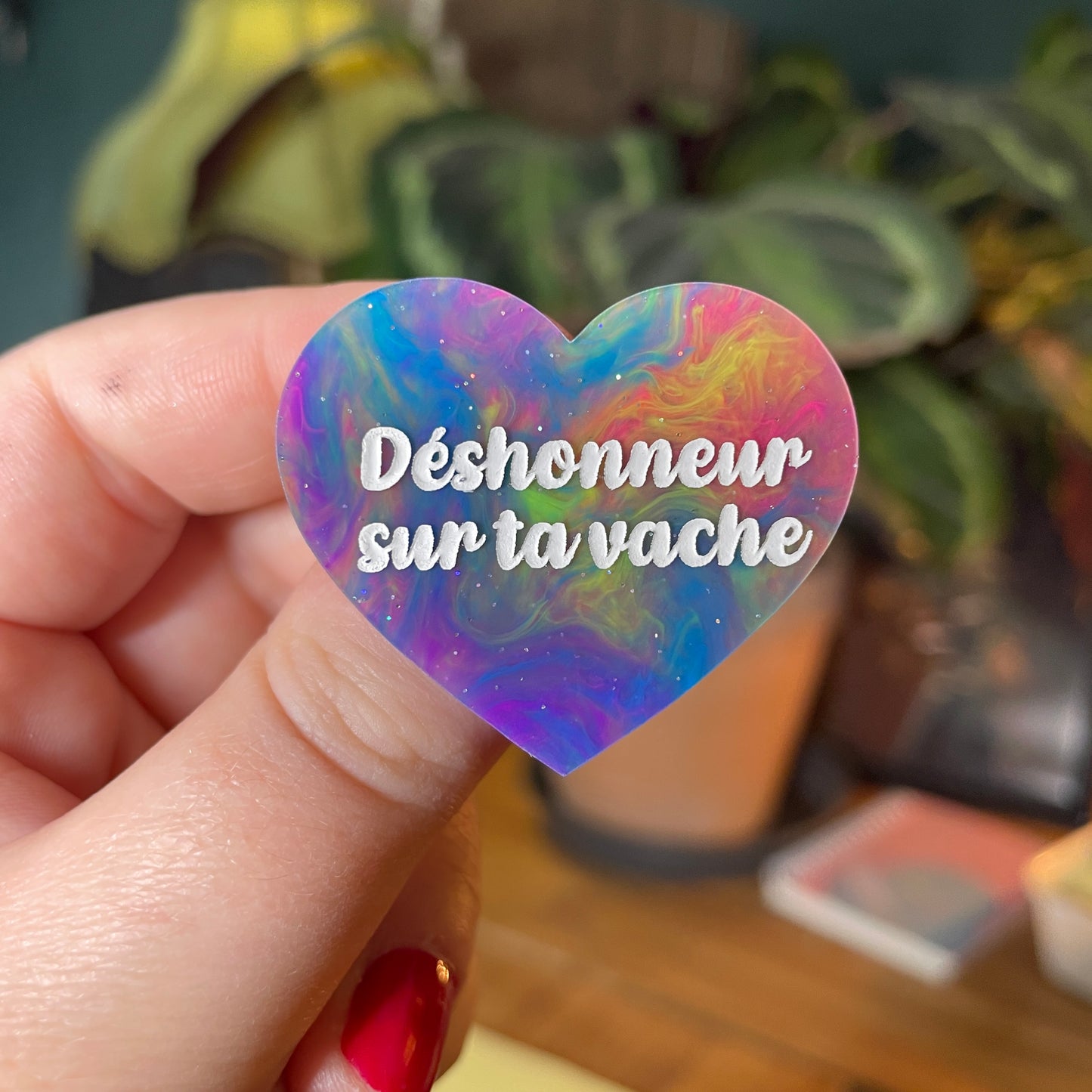 Broche "Déshonneur sur ta vache" en acrylique semi transparente marbrée multicolore