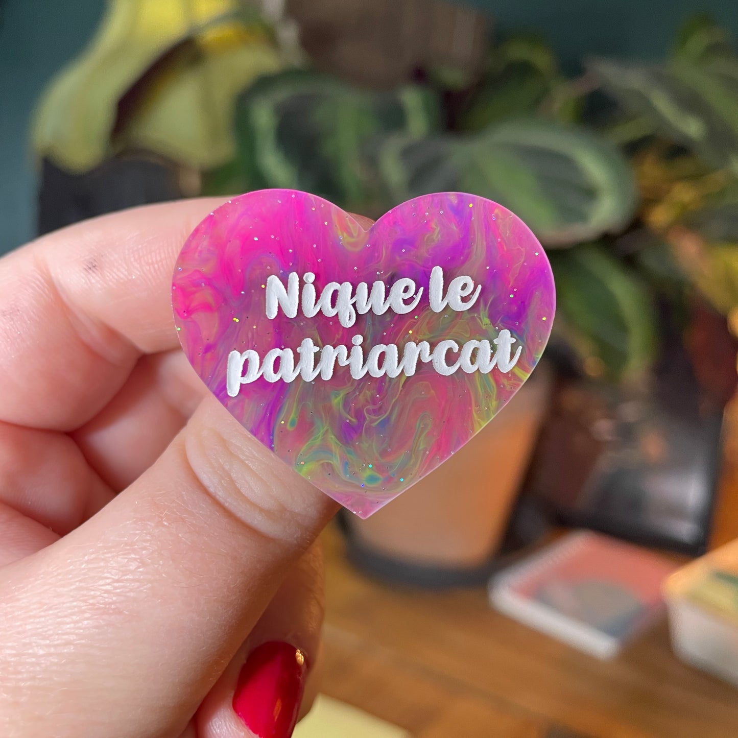 Broche "Nique le patriarcat" en acrylique semi transparente marbrée multicolore
