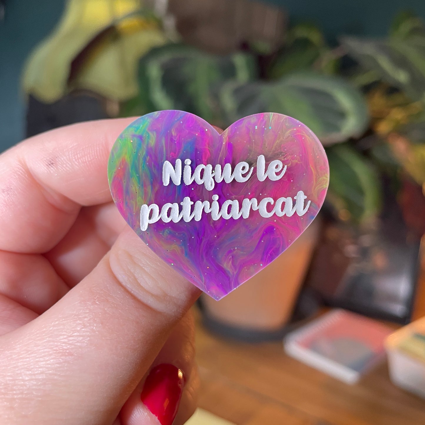 Broche "Nique le patriarcat" en acrylique semi transparente marbrée multicolore