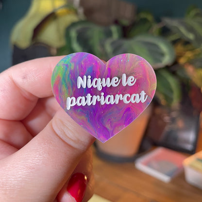 Broche "Nique le patriarcat" en acrylique semi transparente marbrée multicolore