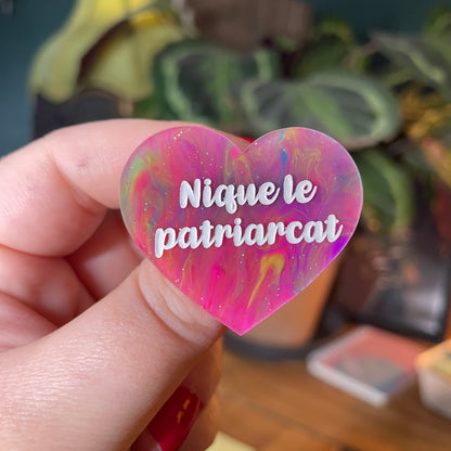 Broche "Nique le patriarcat" en acrylique semi transparente marbrée multicolore