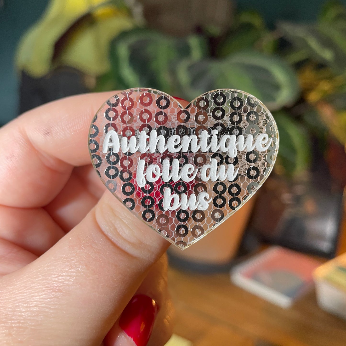 Broche "Authentique folle du bus" en acrylique japonaise semi transparente avec des sequins argentés
