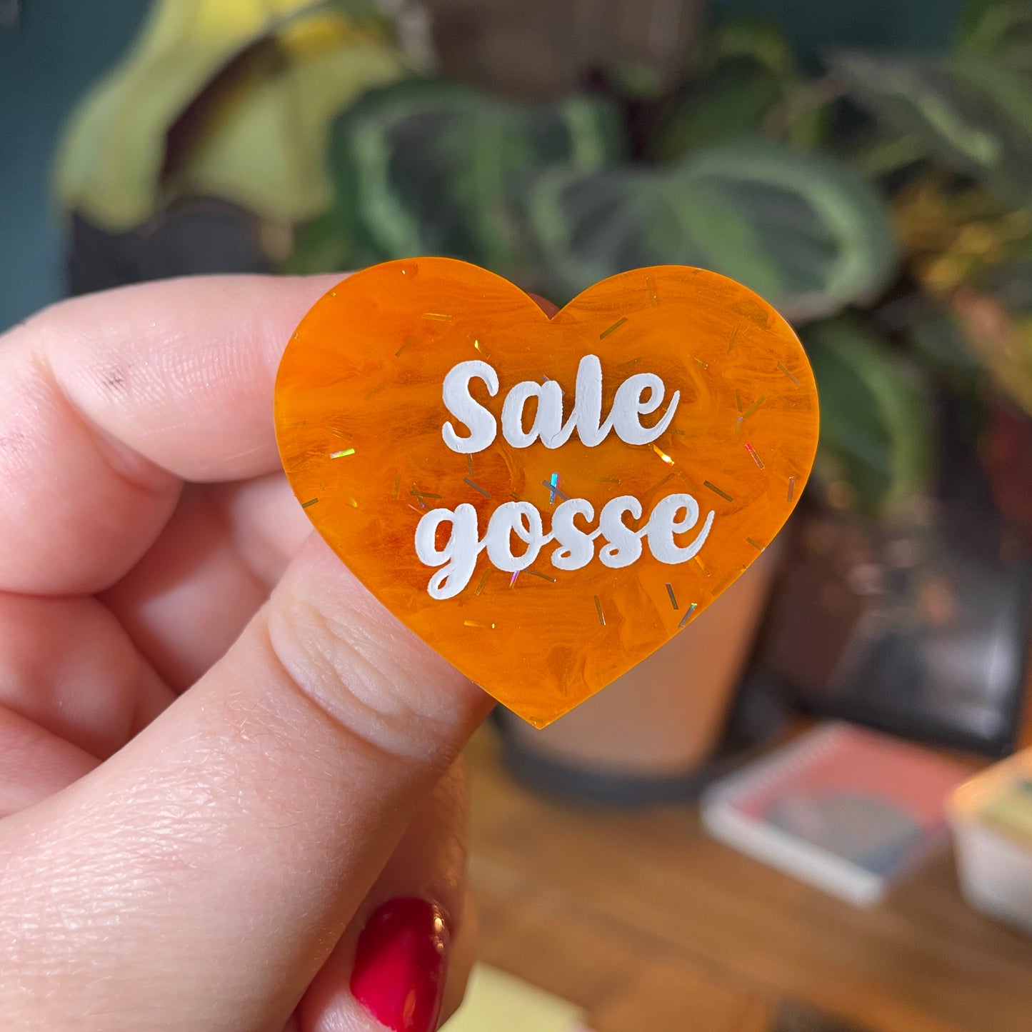 Broche "Sale gosse" en acrylique japonaise semi transparente marbrée orange à paillettes
