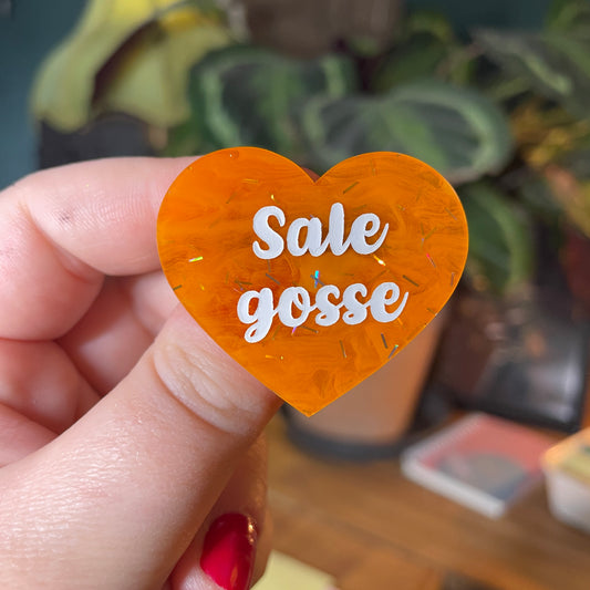 Broche "Sale gosse" en acrylique japonaise semi transparente marbrée orange à paillettes