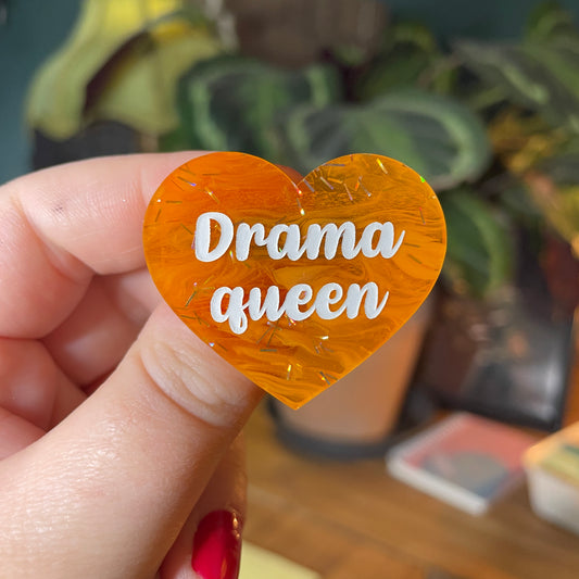 Broche "Drama queen" en acrylique japonaise semi transparente marbrée orange à paillettes