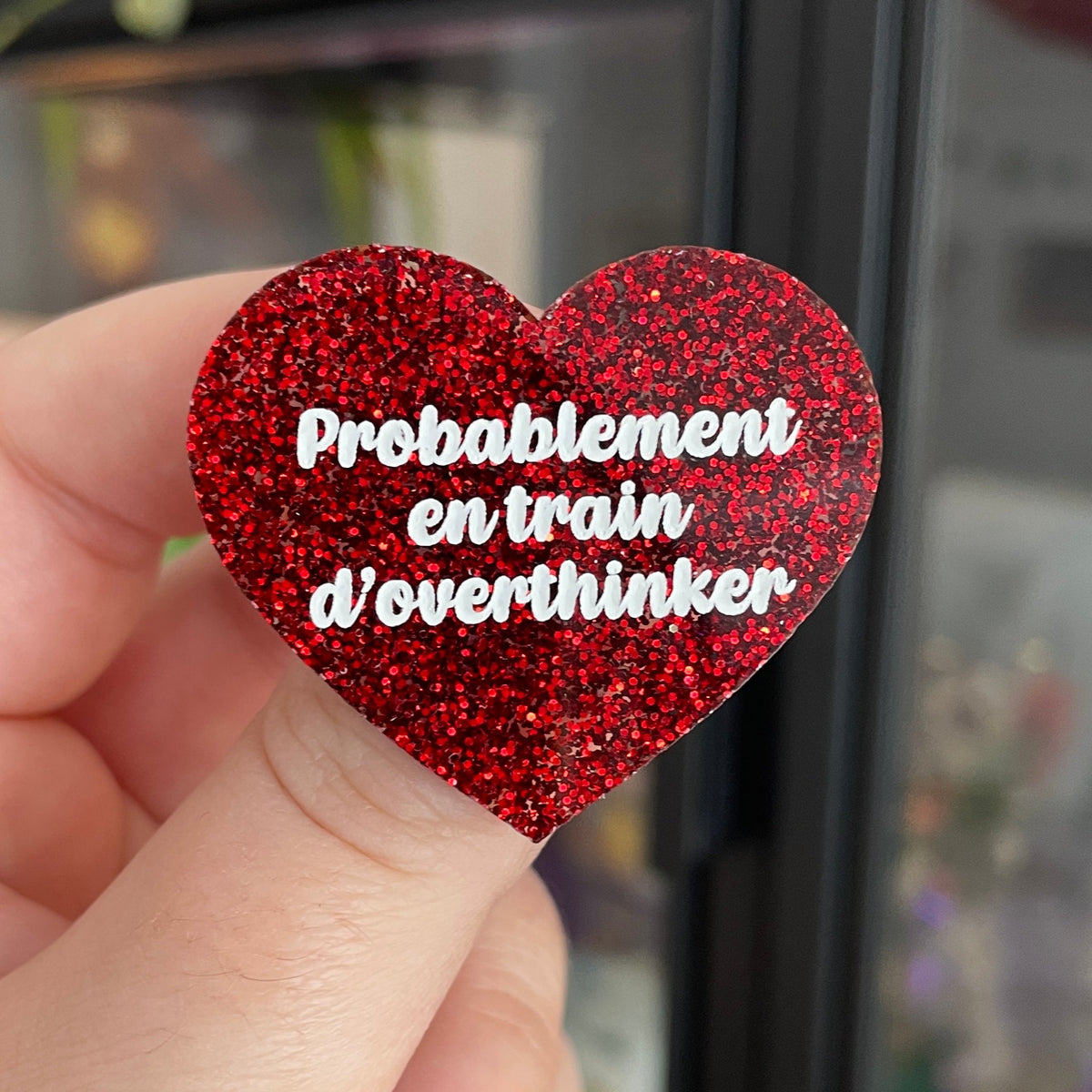 [CONTRÔLE TECHNIQUE] Broche "Probablement en train d'overthinker" en acrylique à paillettes rouges