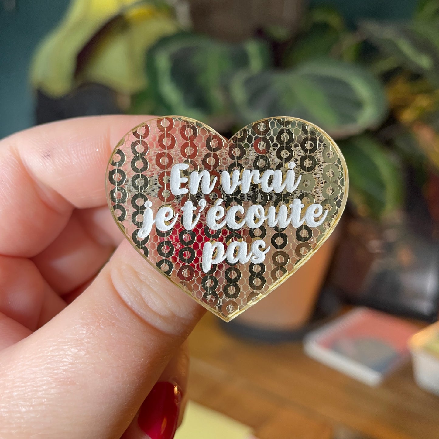 Broche "En vrai je t'écoute pas" en acrylique japonaise semi transparente avec des sequins dorés
