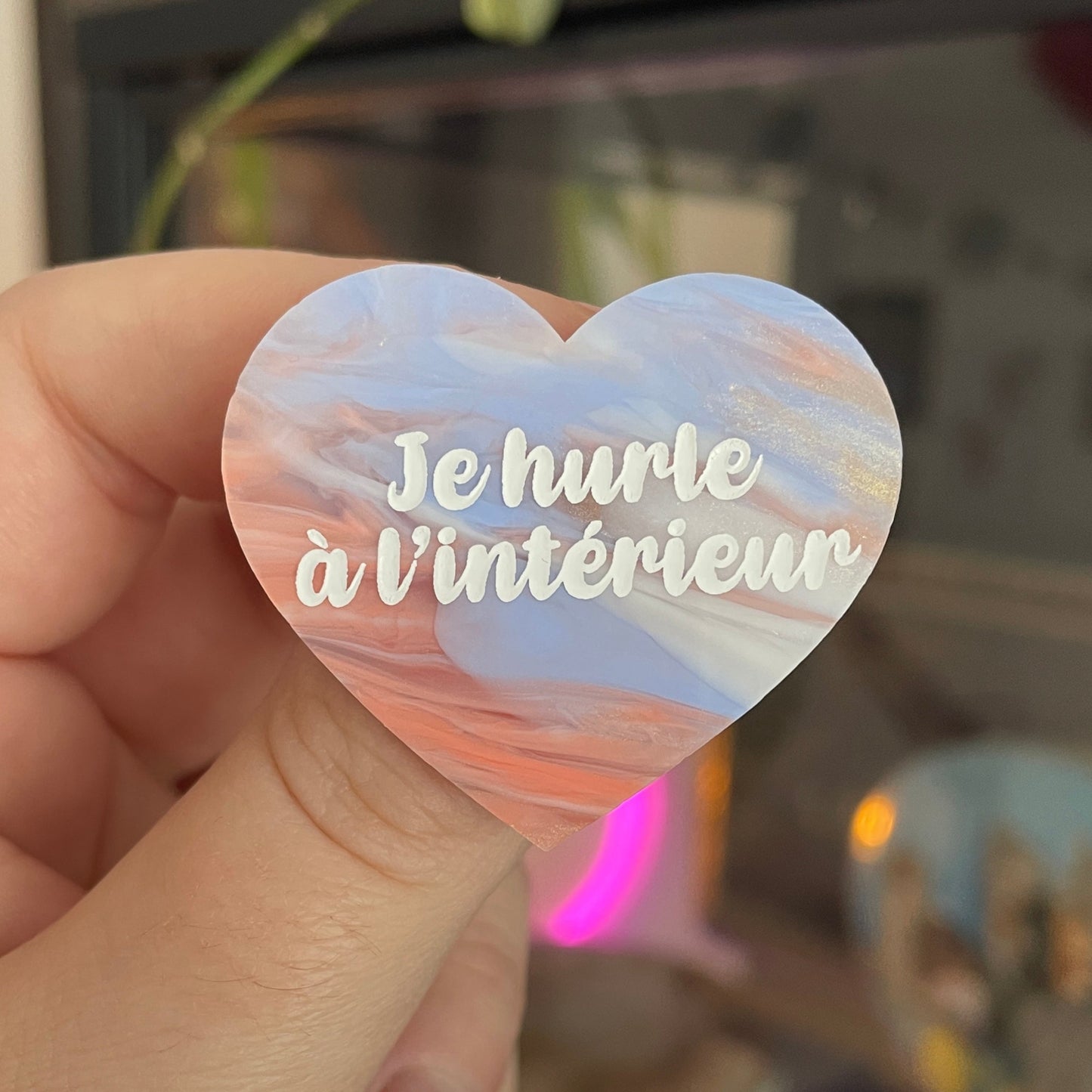 [CONTRÔLE TECHNIQUE] Broche "Je hurle à l'intérieur" en acrylique marbrée corail, bleu, blanc et transparent
