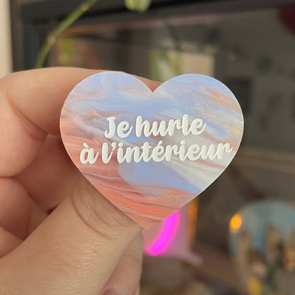 [CONTRÔLE TECHNIQUE] Broche "Je hurle à l'intérieur" en acrylique marbrée corail, bleu, blanc et transparent