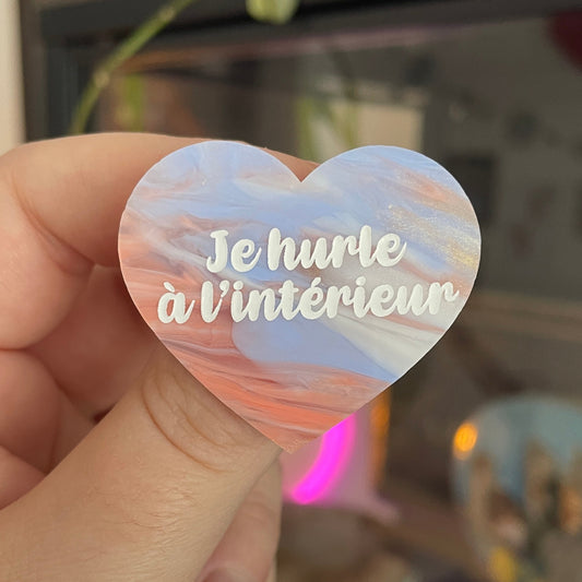 [CONTRÔLE TECHNIQUE] Broche "Je hurle à l'intérieur" en acrylique marbrée corail, bleu, blanc et transparent