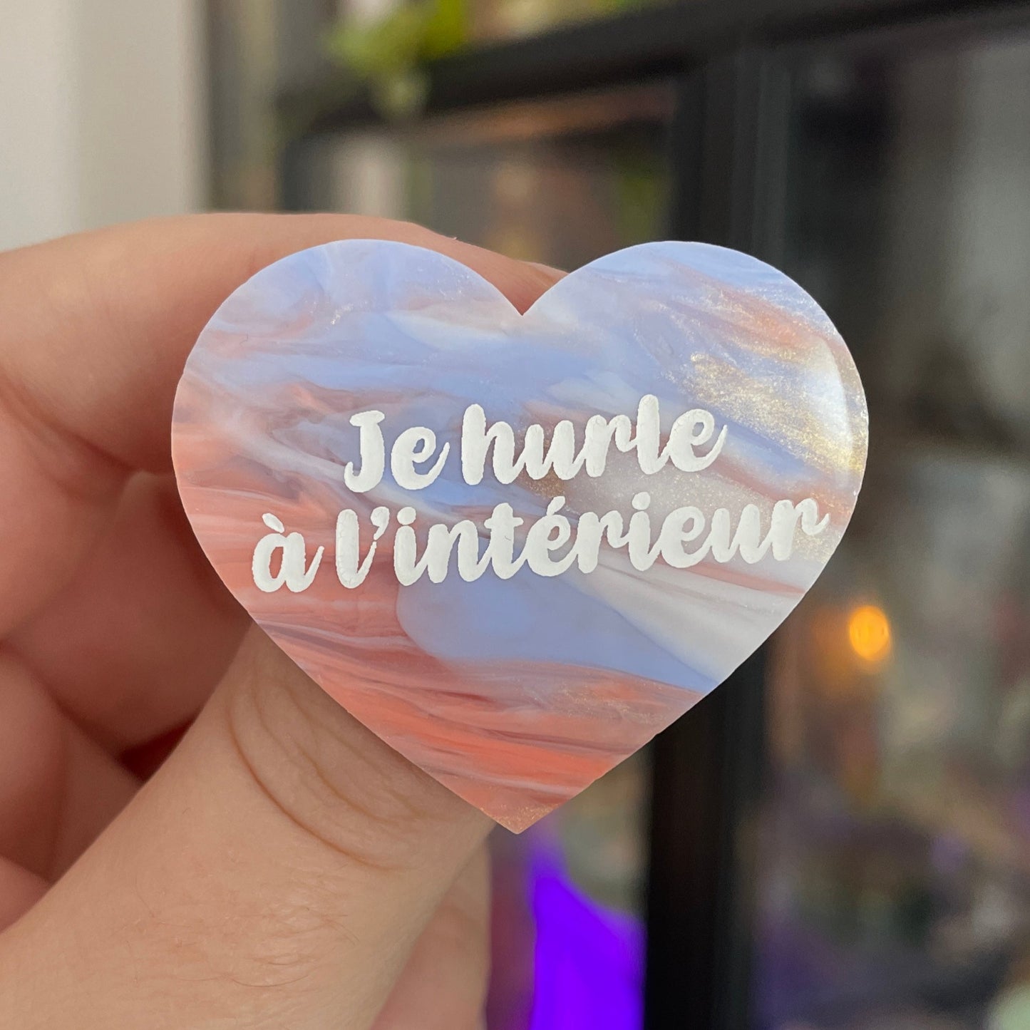 [CONTRÔLE TECHNIQUE] Broche "Je hurle à l'intérieur" en acrylique marbrée corail, bleu, blanc et transparent