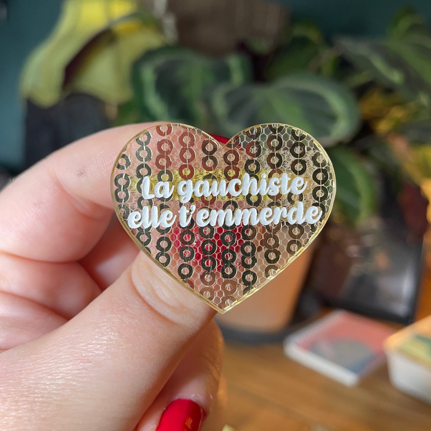 Broche "La gauchiste elle t'emmerde" en acrylique japonaise semi transparente avec des sequins dorés