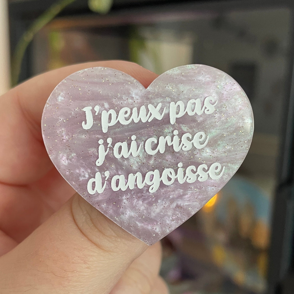 [CONTRÔLE TECHNIQUE] Broche "J'peux pas j'ai crise d'angoisse" en acrylique marbrée rose/violet pâle à paillettes