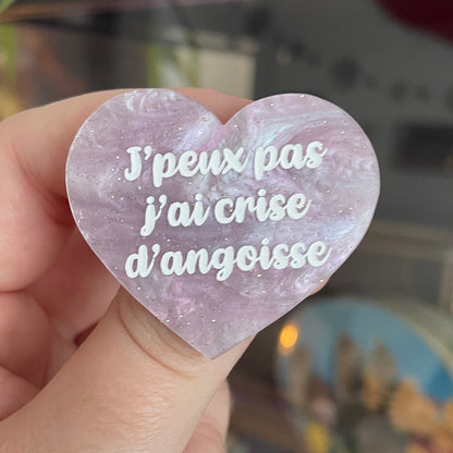 [CONTRÔLE TECHNIQUE] Broche "J'peux pas j'ai crise d'angoisse" en acrylique marbrée rose/violet pâle à paillettes