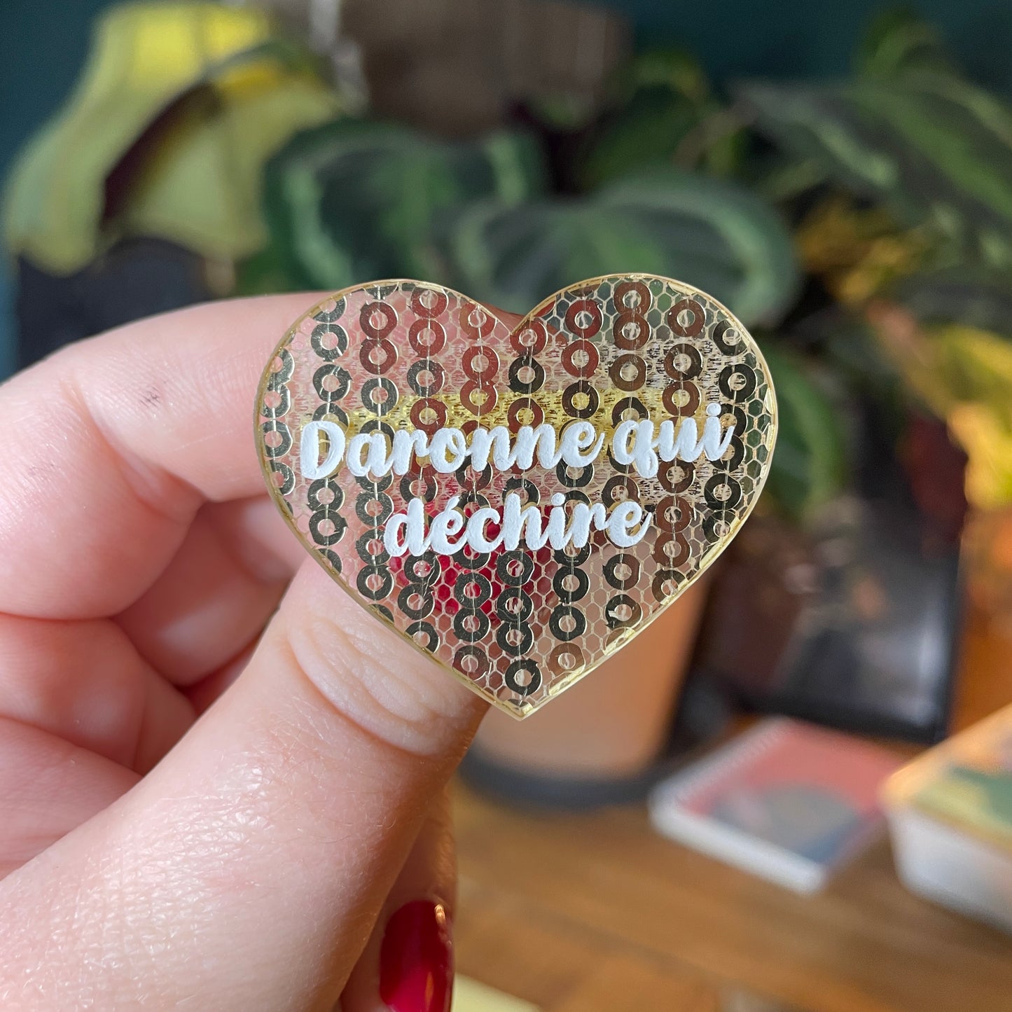 Broche "Daronne qui déchire" en acrylique japonaise semi transparente avec des sequins dorés