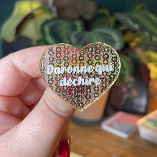 Broche "Daronne qui déchire" en acrylique japonaise semi transparente avec des sequins dorés