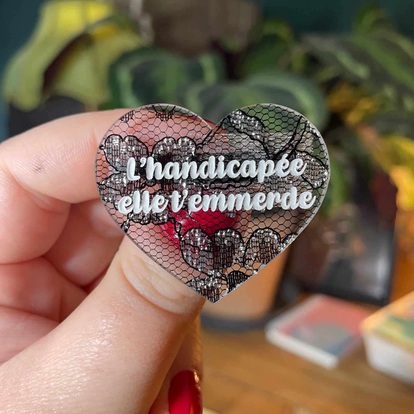 Broche "L'handicapée elle t'emmerde" en acrylique japonaise semi transparente avec de la dentelle noire