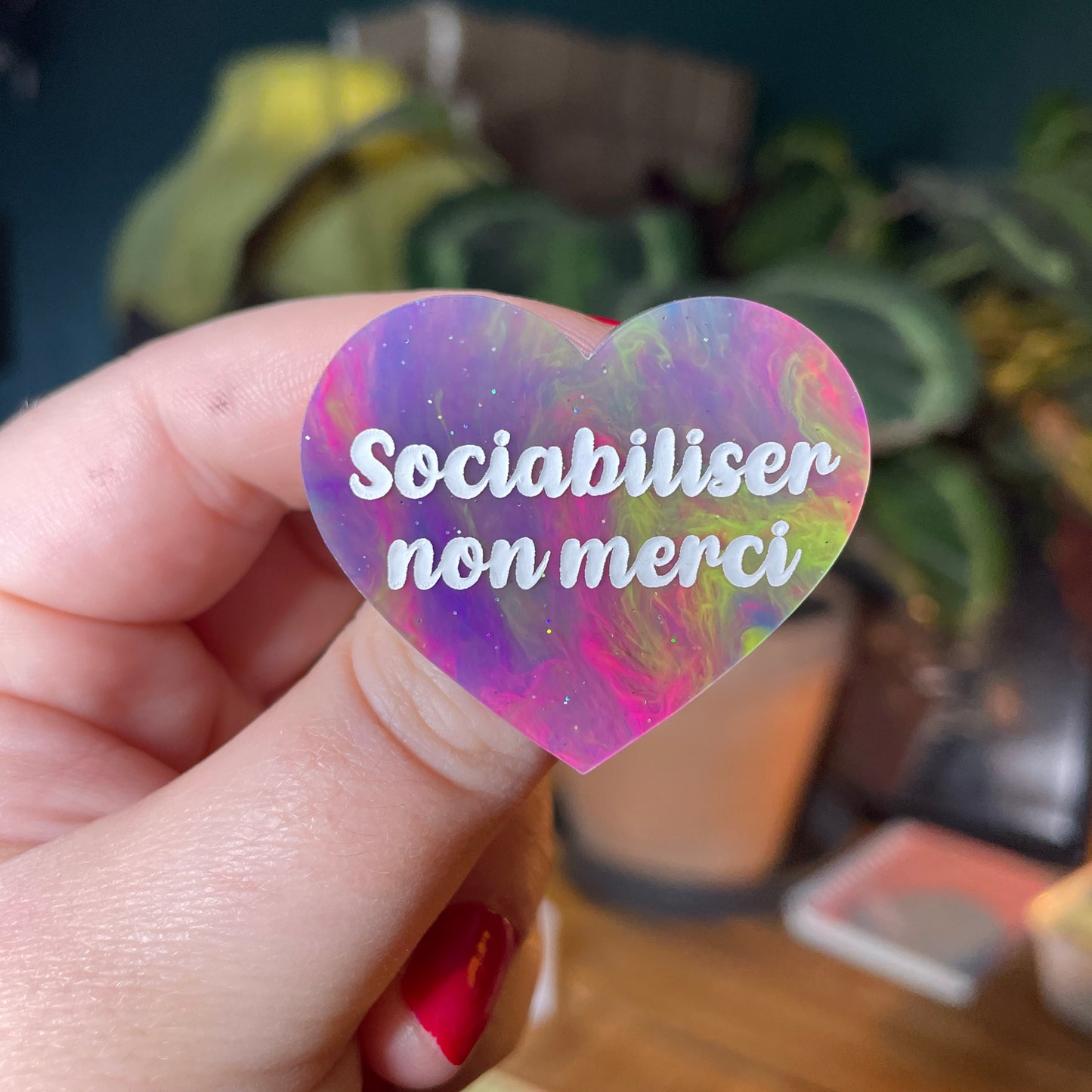Broche "Sociabiliser non merci" en acrylique semi transparente marbrée multicolore