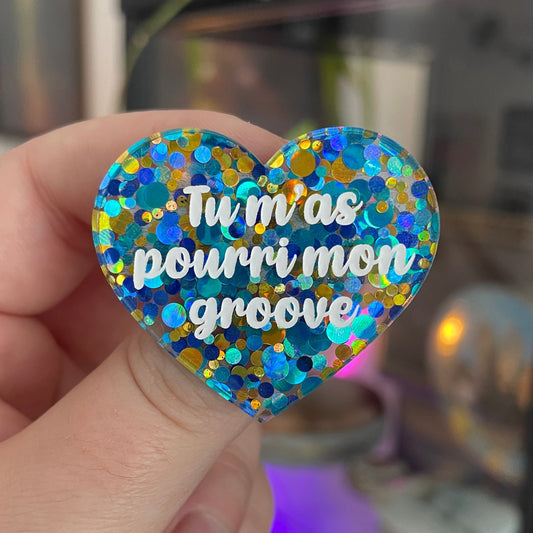 [CONTRÔLE TECHNIQUE] Broche "Tu m'as pourri mon groove" en acrylique semi-transparente avec des pois bleus et jaunes