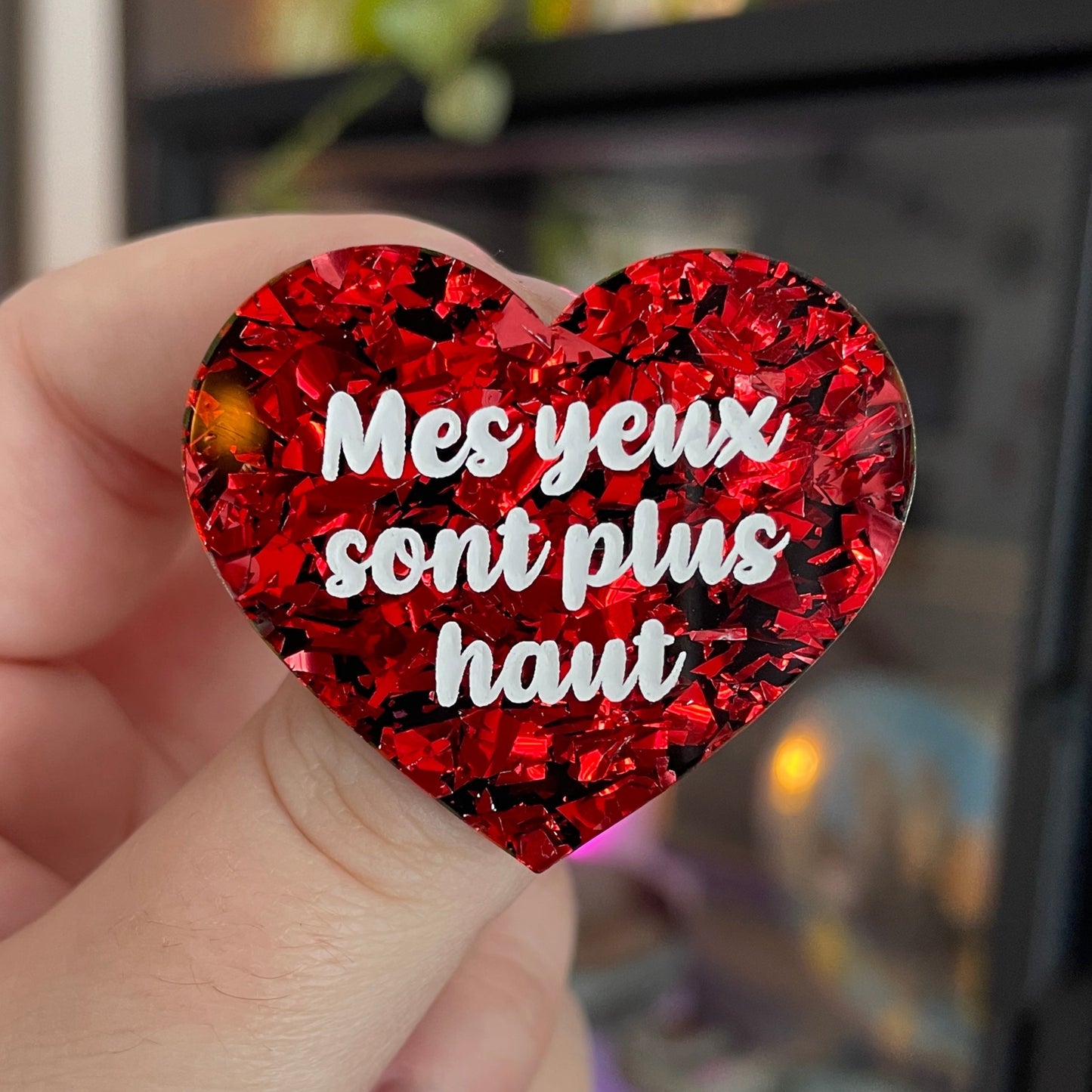 [CONTRÔLE TECHNIQUE] Broche "Mes yeux sont plus haut" en acrylique noire avec des éclats de confettis rouges