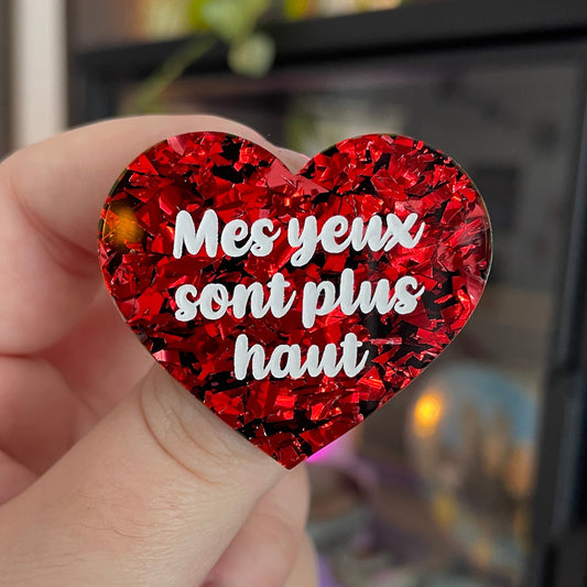 [CONTRÔLE TECHNIQUE] Broche "Mes yeux sont plus haut" en acrylique noire avec des éclats de confettis rouges