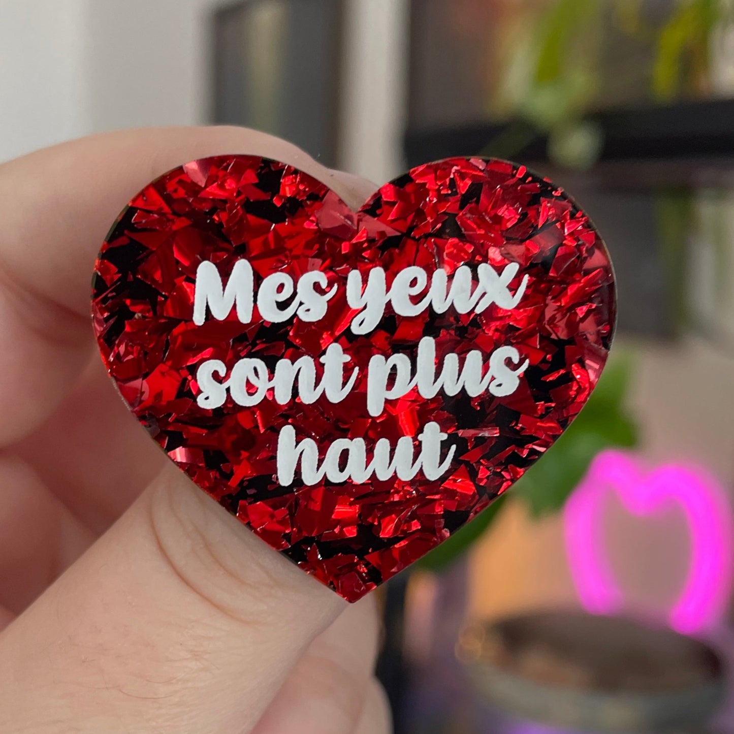 [CONTRÔLE TECHNIQUE] Broche "Mes yeux sont plus haut" en acrylique noire avec des éclats de confettis rouges
