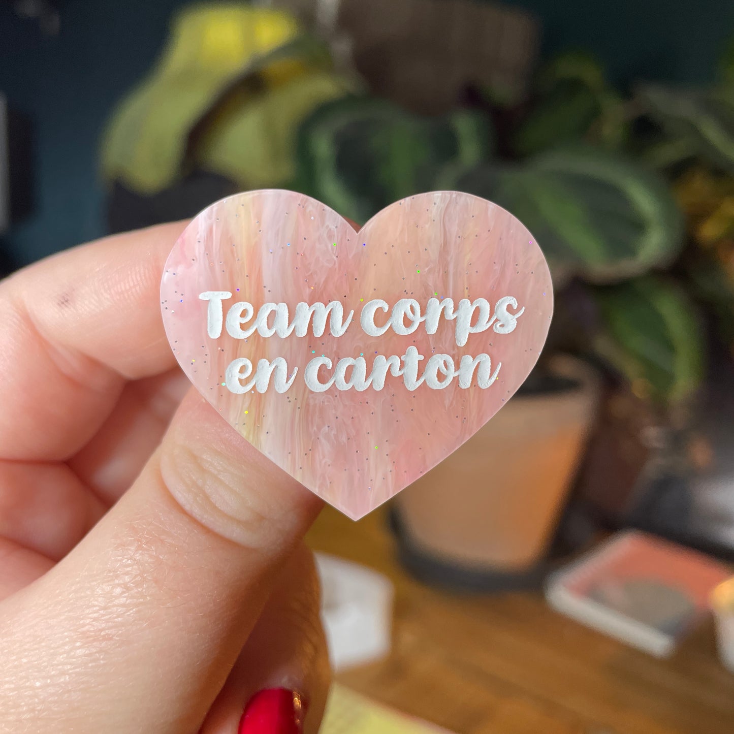 Broche "Team corps en carton" en acrylique marbrée corail, jaune et orange à paillettes