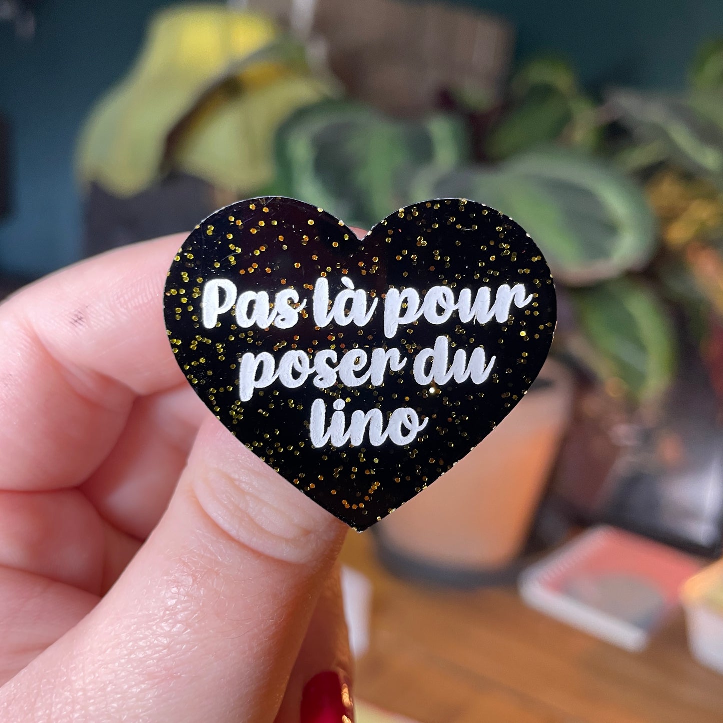 Broche "Pas là pour poser du lino" en acrylique noire avec des paillettes dorées