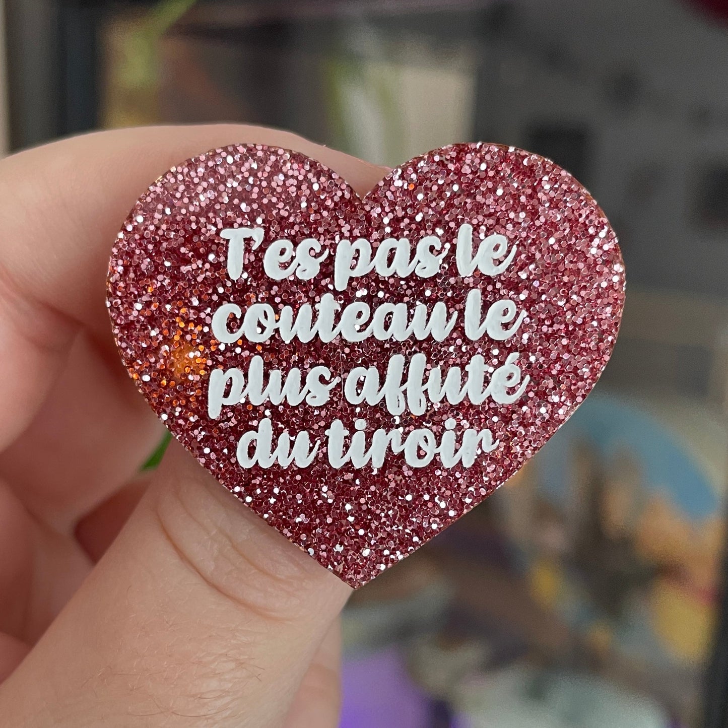 [CONTRÔLE TECHNIQUE] Broche "T'es pas le couteau le plus affuté du tiroir" en acrylique couleur vieux rose à paillettes