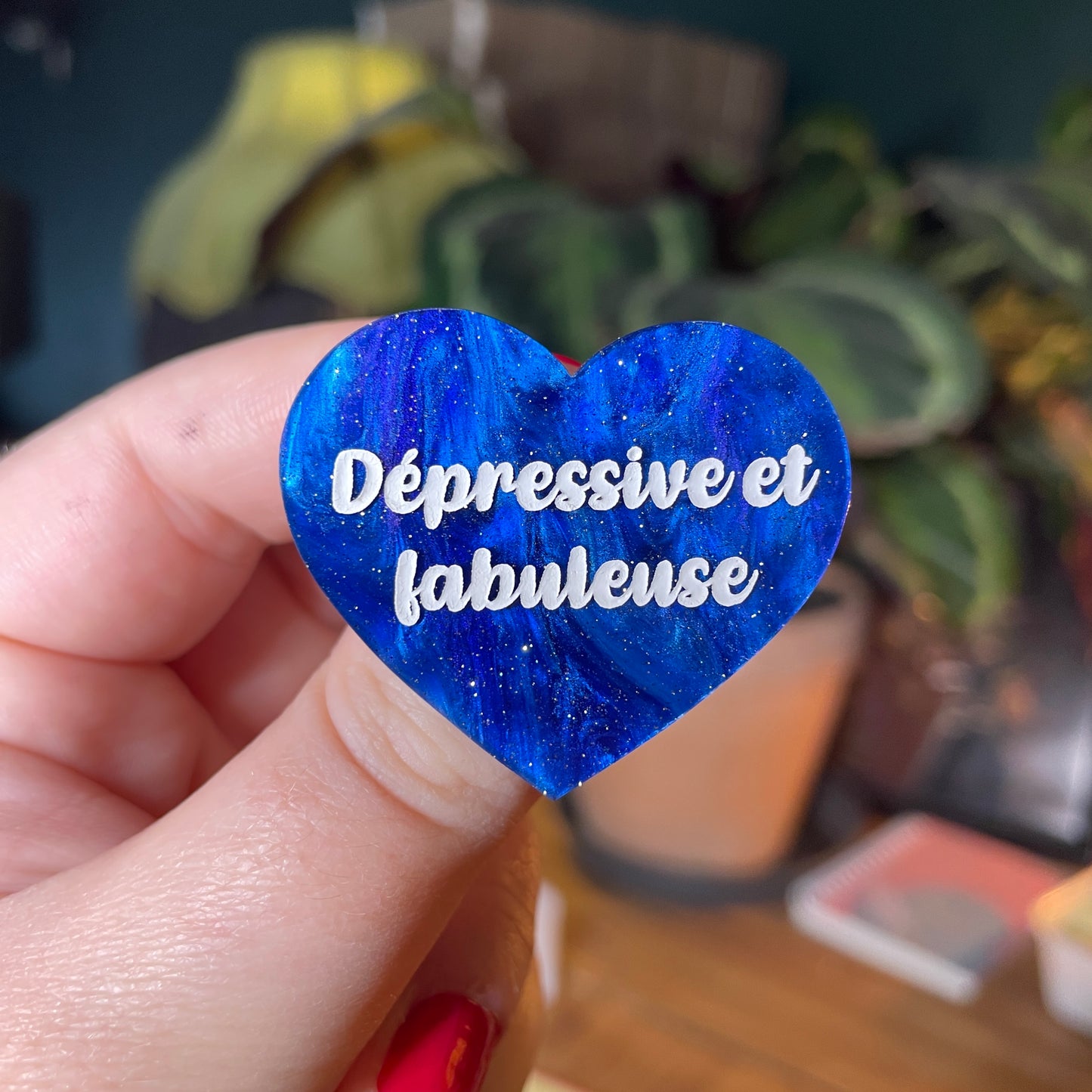 Broche "Dépressive et fabuleuse" en acrylique marbrée bleue à paillettes