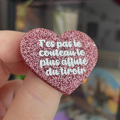 [CONTRÔLE TECHNIQUE] Broche "T'es pas le couteau le plus affuté du tiroir" en acrylique couleur vieux rose à paillettes