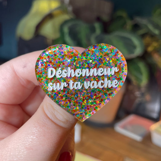 Broche "Déshonneur sur ta vache" en acrylique semi transparente avec des pois multicolores