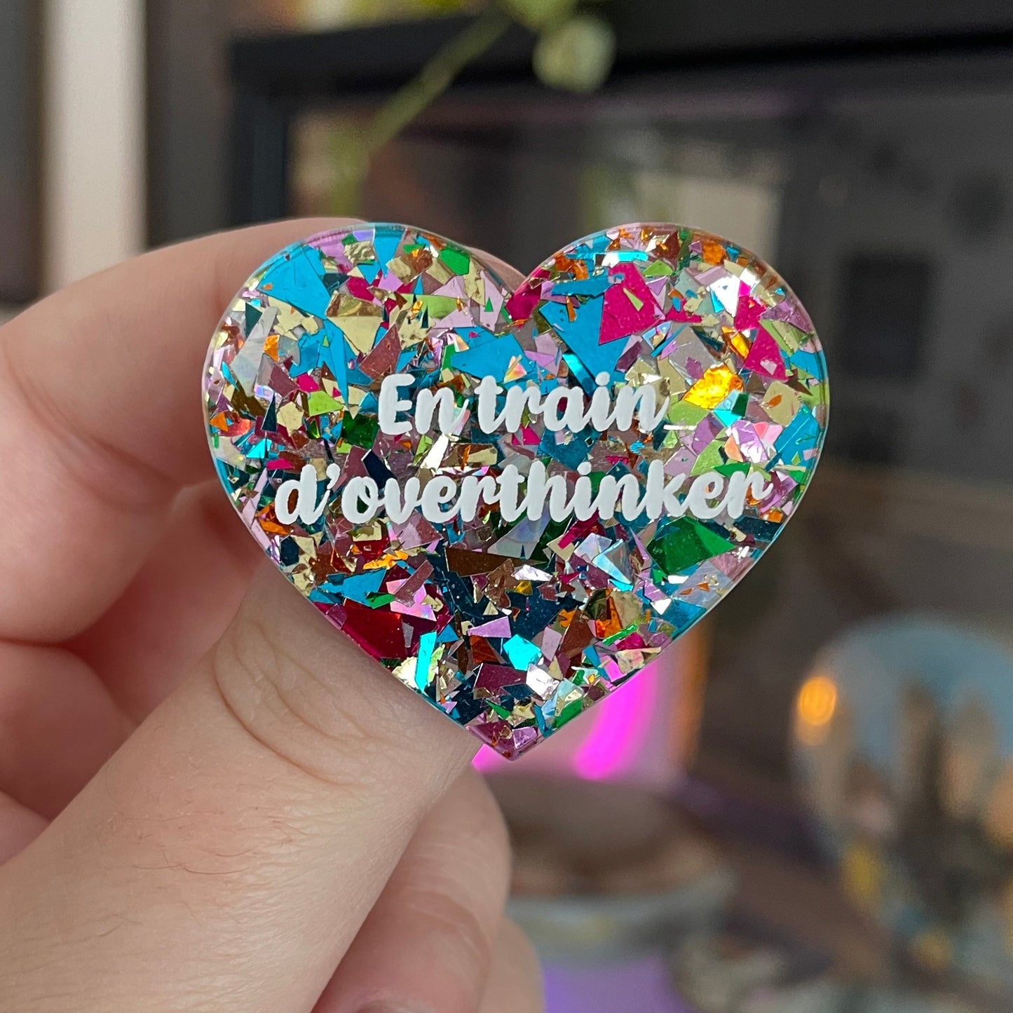 [CONTRÔLE TECHNIQUE] Broche "En train d'overthinker" en acrylique transparente à gros confettis multicolores