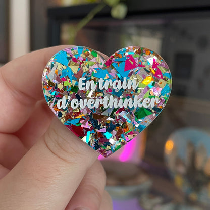 [CONTRÔLE TECHNIQUE] Broche "En train d'overthinker" en acrylique transparente à gros confettis multicolores