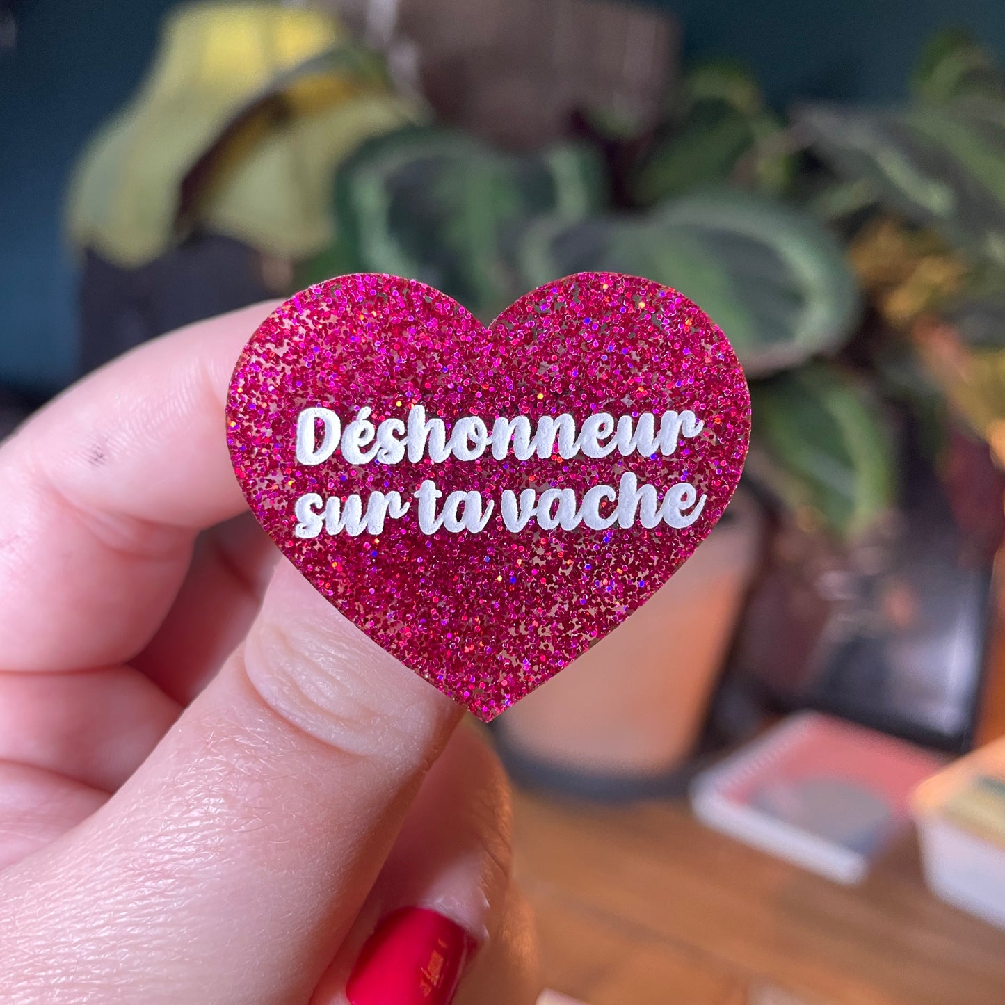 Broche "Déshonneur sur ta vache" en acrylique à paillettes roses
